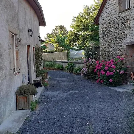 Проживание в семье Les Petits Chemins